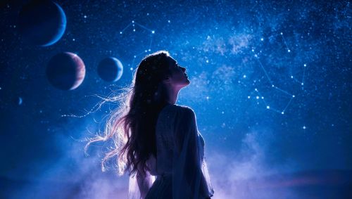 夜空を見上げる女性